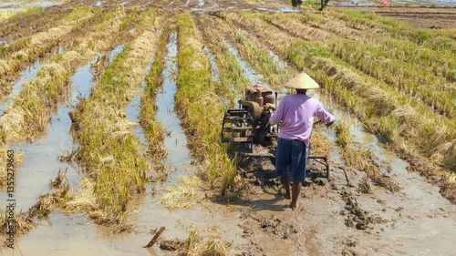 Farmers hijack agricultural land after harvest, farmers plow the fields with traditional tractors, farmers stand behind traditional tractors to hijack swah