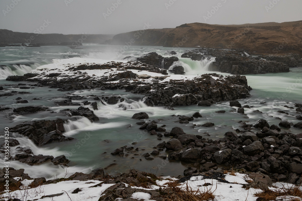 Obraz premium Urridafoss waterfall in Iceland on a foggy winter day