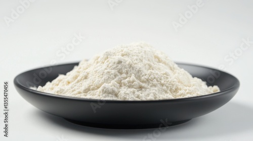 Harina blanca en plato negro
