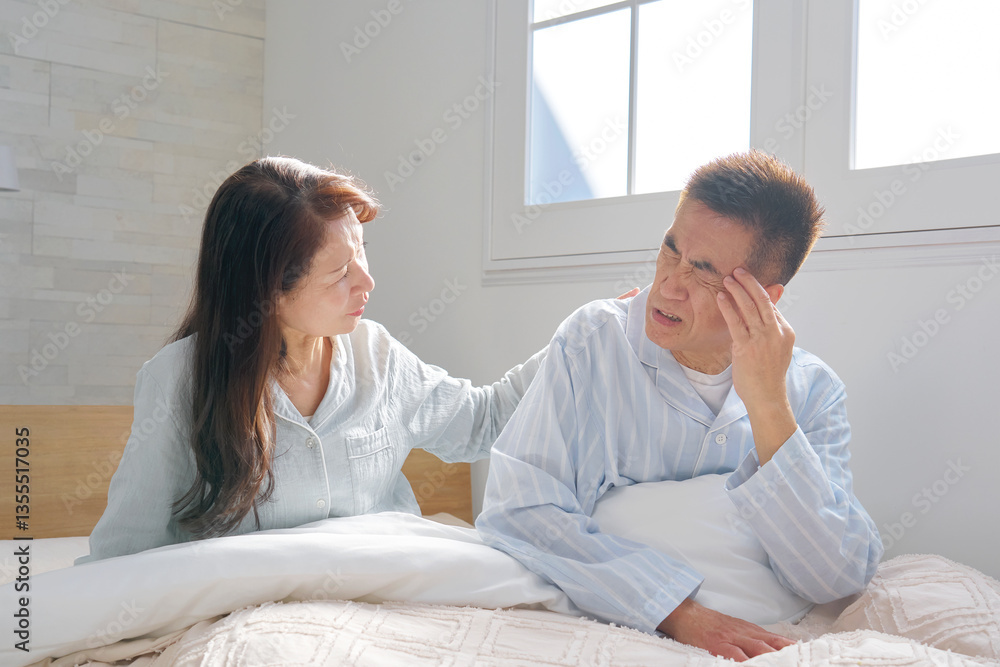 Obraz premium ベットの上で頭痛がする中年の男性