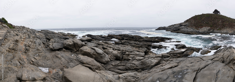 Mar al atardecer, paisaje costero, piedras en la orilla Mar al atardecer, paisaje costero, piedras en la orilla