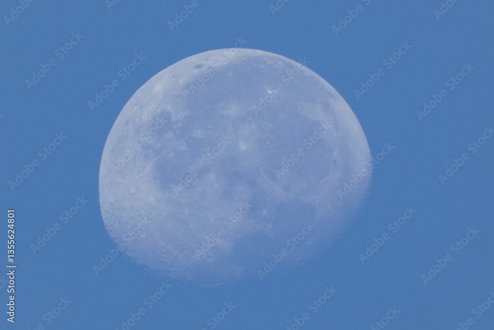 Blanca Luna de dia, en hermoso cielo azul. Blanca Luna de dia, en hermoso cielo azul.