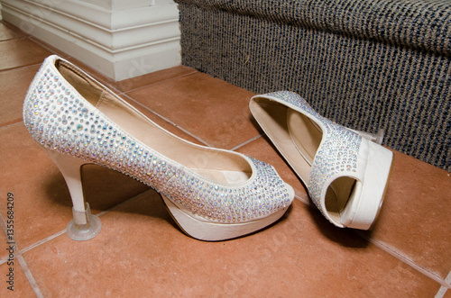 Obraz na płótnie Bride white pair of wedding shoes w salonie