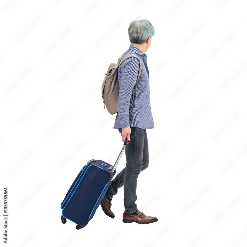 スーツケースを引いて歩くシニア男性 手作業で精密に切り抜いた背景透過全身写真PNG スーツケースを引いて歩くシニア男性 手作業で精密に切り抜いた背景透過全身写真PNG