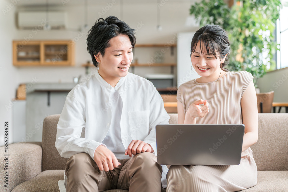 マイホームでパソコンを使う若いアジア人夫婦(動画・相談・資産運用・ネットショッピング)
マイホームでパソコンを使う若いアジア人夫婦(動画・相談・資産運用・ネットショッピング)