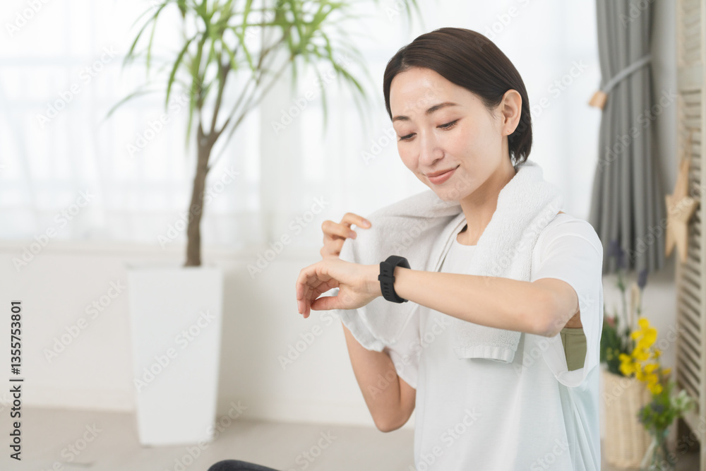 スマートウォッチを観ている若い女性　スポーツイメージ..