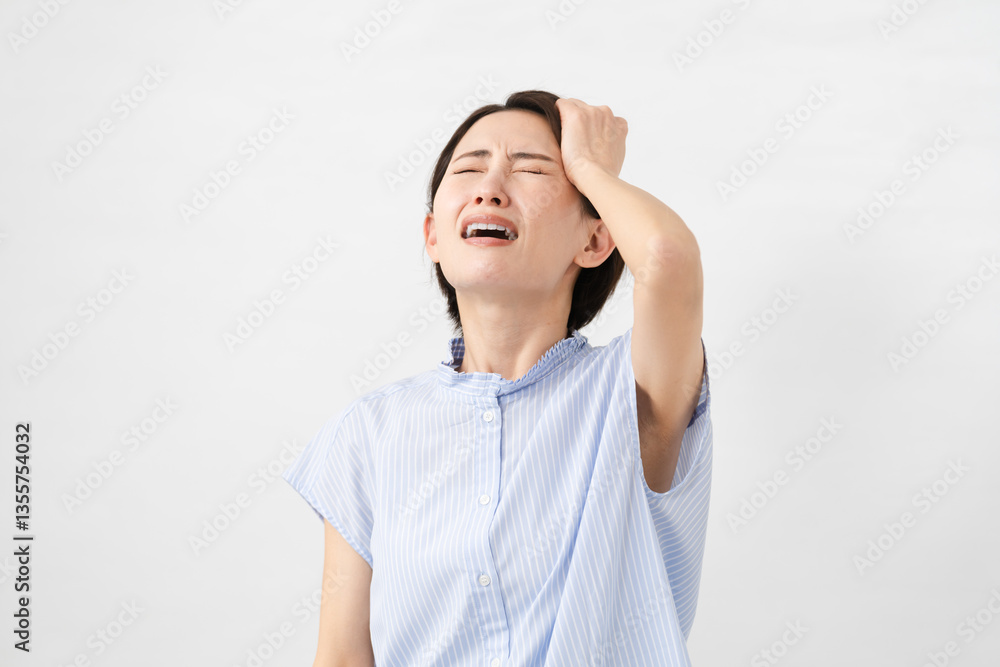 半袖の若い女性. 半袖の若い女性.