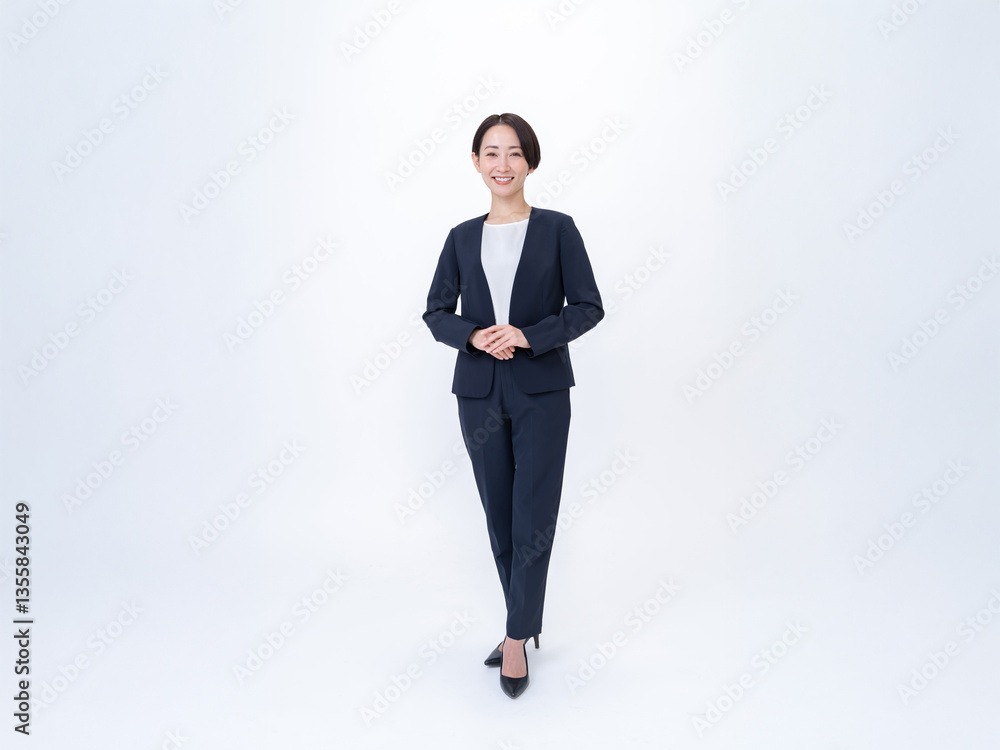 白背景で立つスーツを着た女性 白背景で立つスーツを着た女性