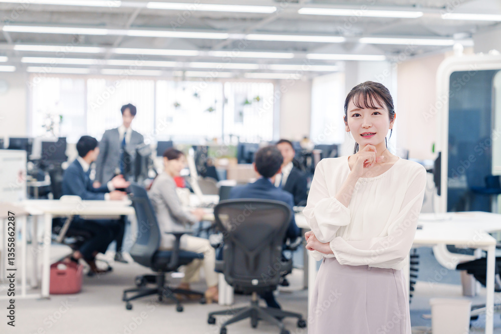 オフィスで悩む若いビジネスウーマン オフィスで悩む若いビジネスウーマン