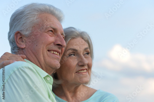 Obraz na płótnie Smiling senior couple looking at the future w salonie