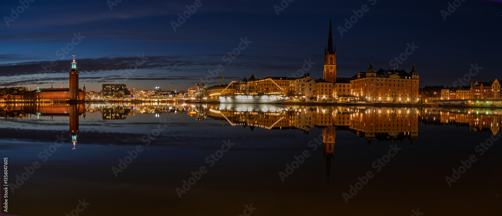 Naklejka premium Stockholm at Night – Reflections on the Water