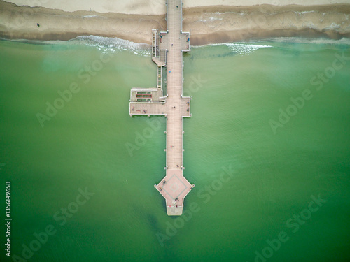 Obraz na płótnie Wooden pier coming out in Brzeźno, Gdańsk, Poland. w salonie