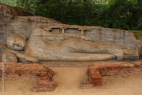 Canvas Print Reclining Buddha Image in Gal Vihara, Polonnaruwa, Sri Lanka