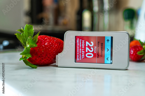 Device for determining nitrites and nitrates in products