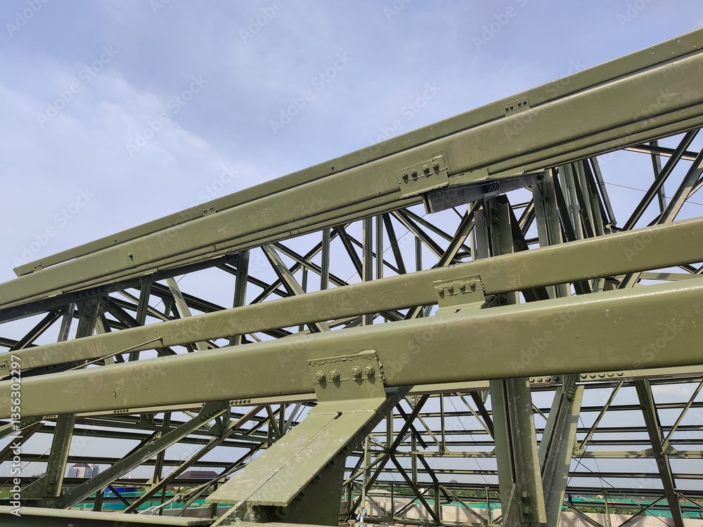 Obraz premium Industrial steel framework with geometric patterns against the sky