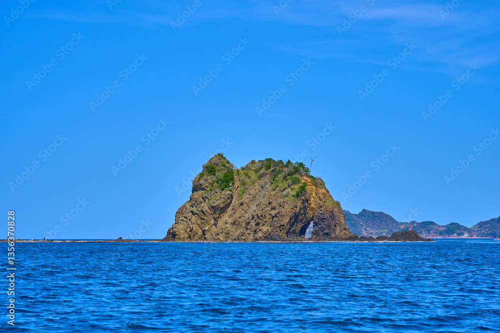 Naklejka premium 島根県松江市島根町の潜戸鼻(くけどばな)付近の日本海から的島を見る