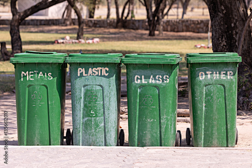 grüne Mülltonnen für Glas, Plastik, Metall und andere Abfälle für Recycling