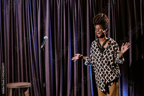 Φωτογραφία African American woman enjoying performing stand-up comedy on stage, gesturing w