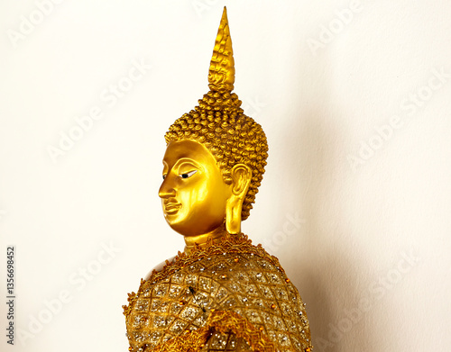 serena imagen de Siddharta con túnica elaborada