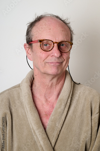 Obraz na płótnie Old man beige bathrobe and tousled hair w salonie