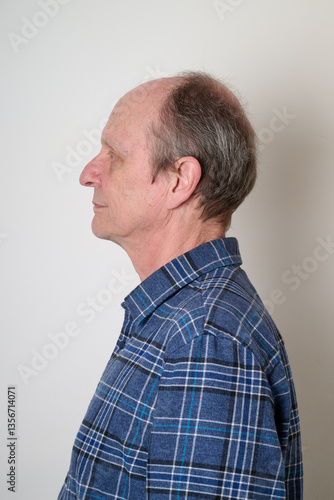 Obraz na płótnie Senior man with a cotton shirt against white wall w salonie