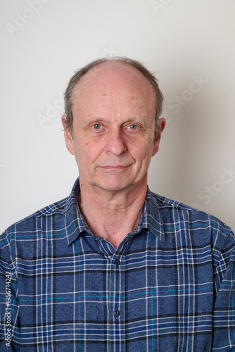 Obraz na płótnie Senior man with a cotton shirt against white wall w salonie