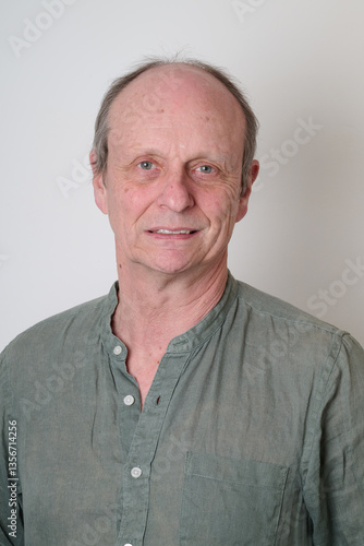 Obraz na płótnie Senior man with a cotton shirt against white wall w salonie