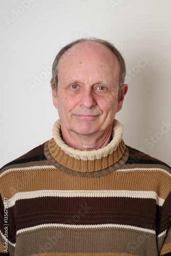 Obraz na płótnie Senior man with a beige turtleneck puulover w salonie