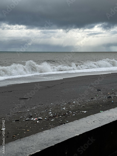 Obraz na płótnie Stormy beach with dark clouds and polluted shore w salonie