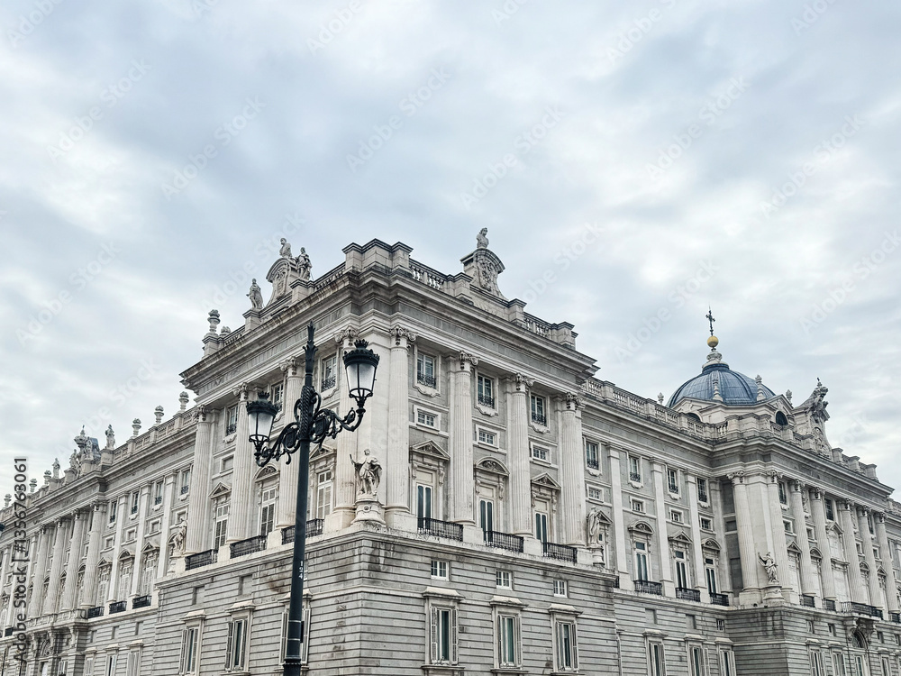 Obraz premium Historical Royal Palace in Madrid, Spain with Visiting Tourists on a Cloudy Day