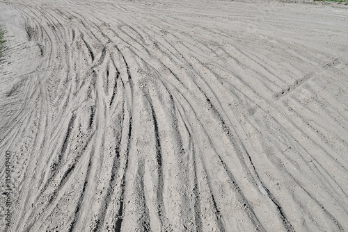 Obraz na płótnie Multiple Bicycle tire tracks in a sandy road w salonie