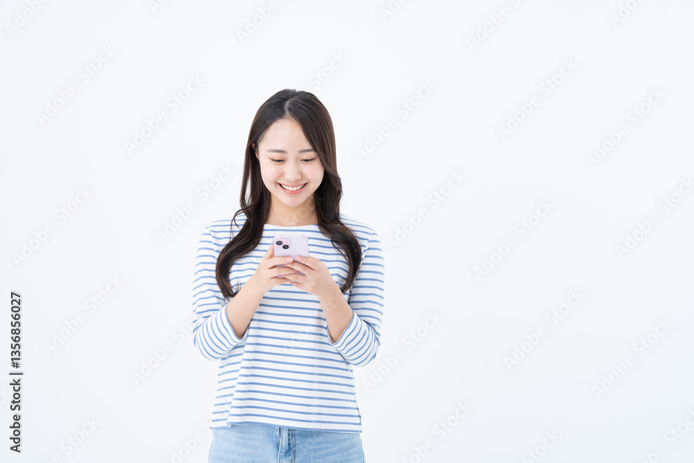 スマホを使う若い女性 スマホを使う若い女性