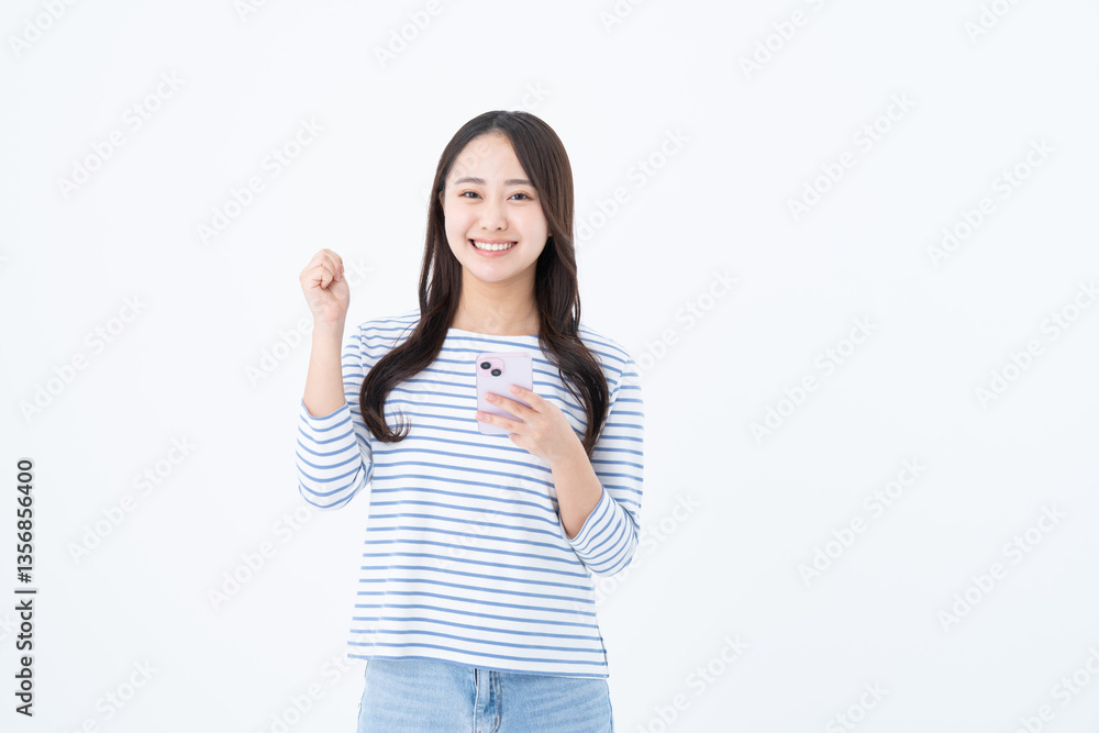 スマホを使う若い女性 スマホを使う若い女性
