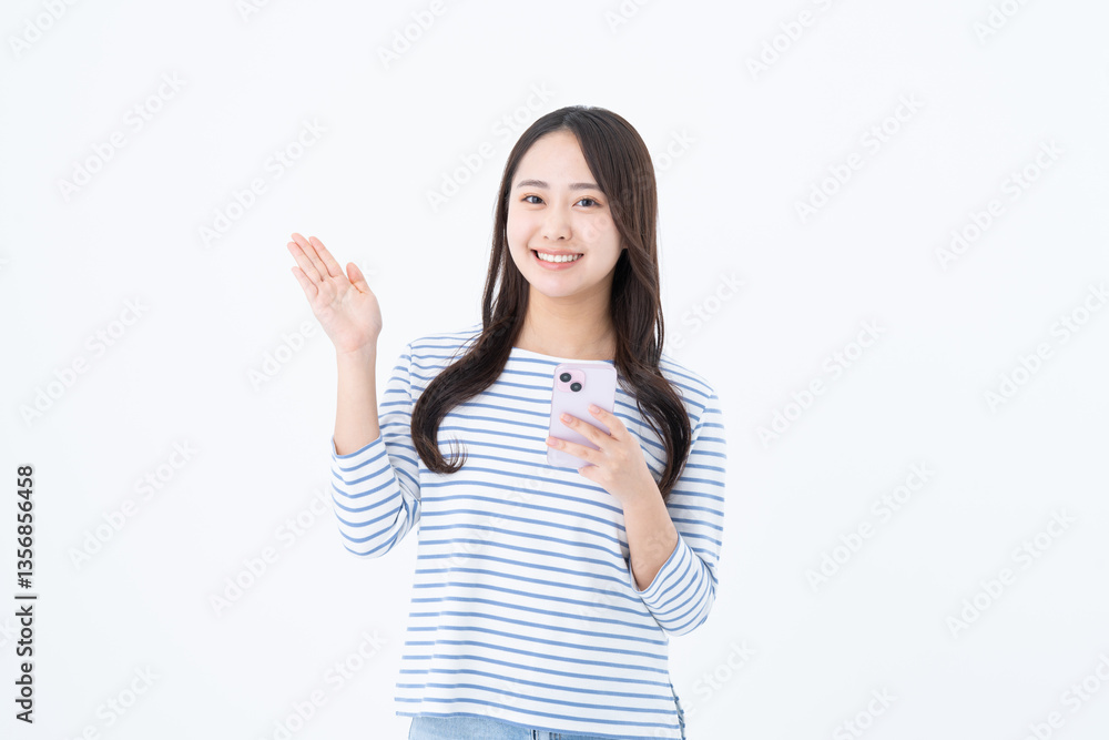 スマホを使う若い女性 スマホを使う若い女性