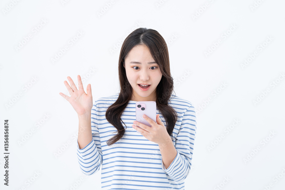 スマホを使う若い女性 スマホを使う若い女性