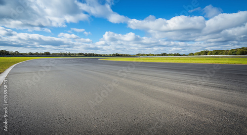 Pista de corrida de carros de asfalto vazia durante o fim de semana do feriado de Ano Novo. A pista de carros permanece vazia enquanto as pessoas celebram o fim de semana de Ano Novo 