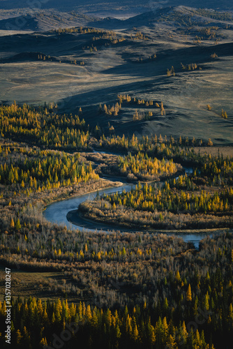 Obraz na płótnie A panoramic view of the autumn forest and the Katun River in Altai, showcasing vibrant fall colors and natural beauty. w salonie