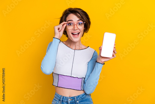 Fotografia Photo of astonished charming lady touch eyeglasses demonstrate empty space smart