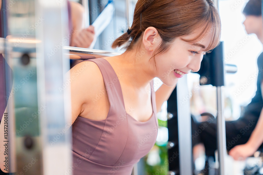 Obraz premium ジムで体を鍛える若い女性