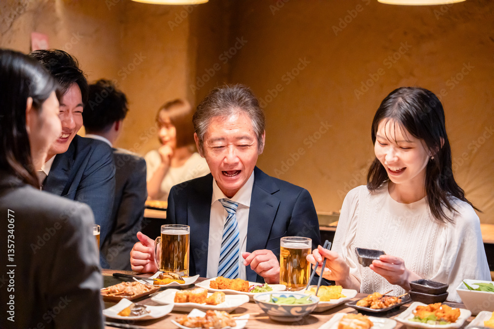 居酒屋で部署のお疲れ様会をするビジネスパーソン 居酒屋で部署のお疲れ様会をするビジネスパーソン