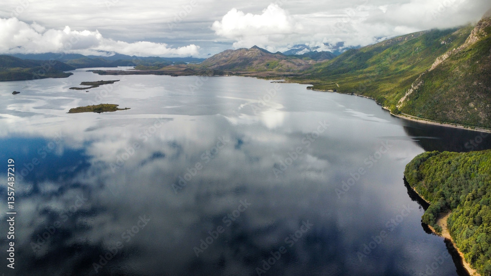Obraz premium Dark lakes between the mountains of Tasmania on a cloudy day, seen from above