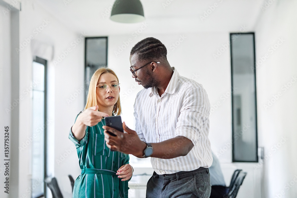 Obraz premium business meeting businesswoma woman office businessman entrepreneur smart teamwork colleague businessperson startup creative start up student university phone mobile smartphone using calling cell