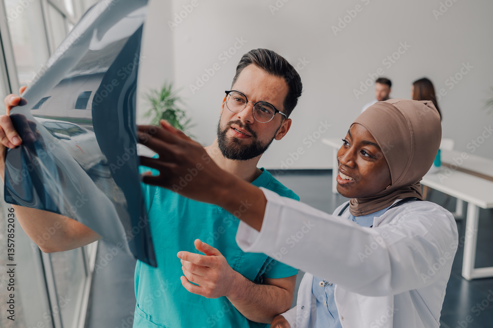Obraz premium Doctors examining x ray of patient in hospital