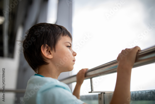 Obraz na płótnie Little boy at airport looking at planes w salonie