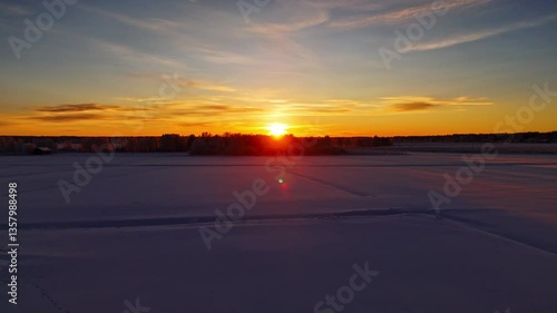 Drone coucher de soleil sur rivière et forêt Laponie Finlandaise