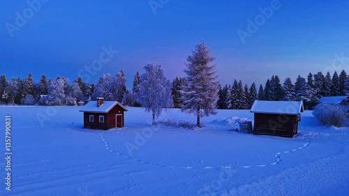 Drone lever de soleil sur une ferme et forêt Laponie Finlandaise