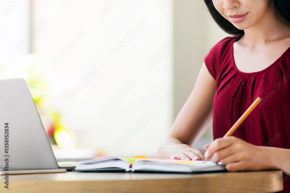 Obraz premium Beautiful Asian College Student Girl Studying With Laptop In Cafe And Taking Notes To Notepad, Copy Space