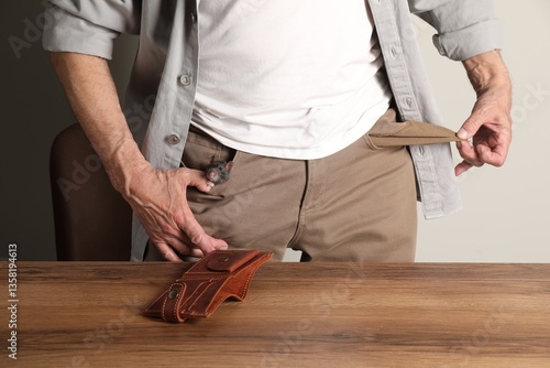 Φωτογραφία Senior man with rat in his pock near wooden table, closeup