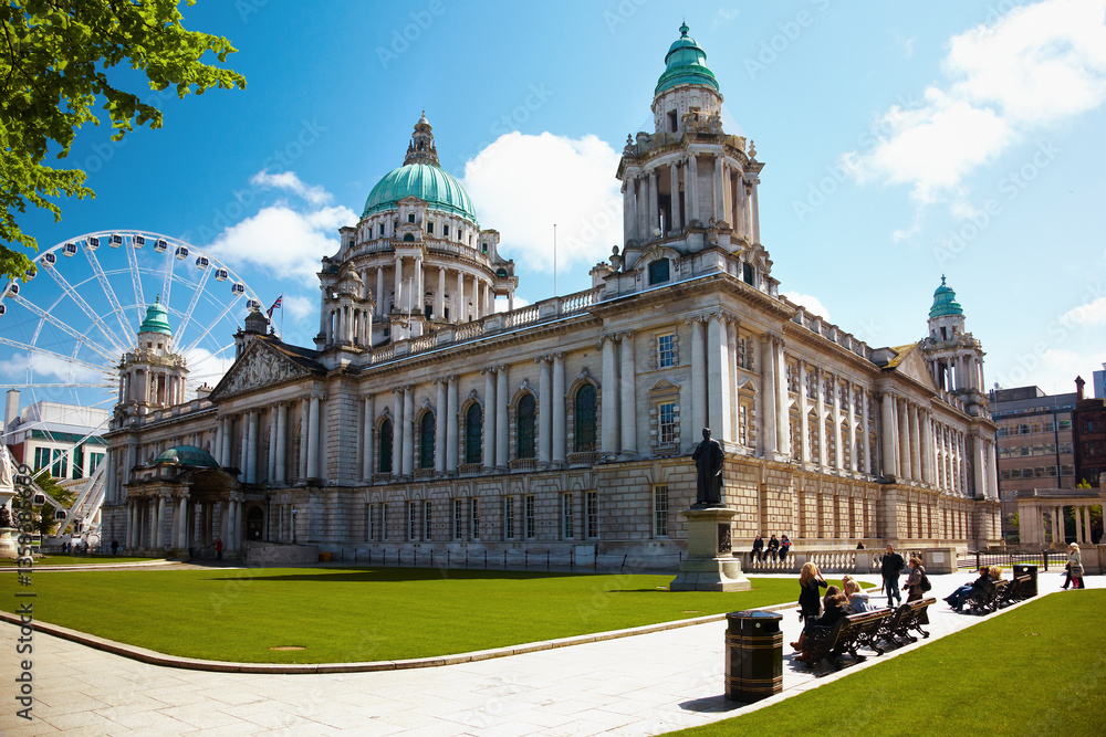 Obraz premium Belfast City Hall and Ferris wheel