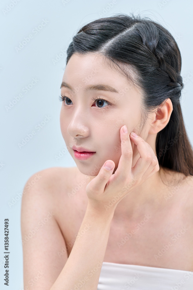 A clean-skinned Asian girl is making various facial expressions and gestures with a patch that she puts on when her face is scarred.
A clean-skinned Asian girl is making various facial expressions and gestures with a patch that she puts on when her face is scarred.
